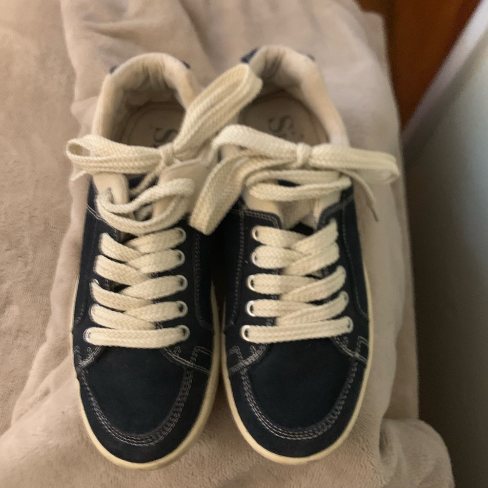 Simple Men's Dark Blue and White Sneakers - Picture 5 of 5
